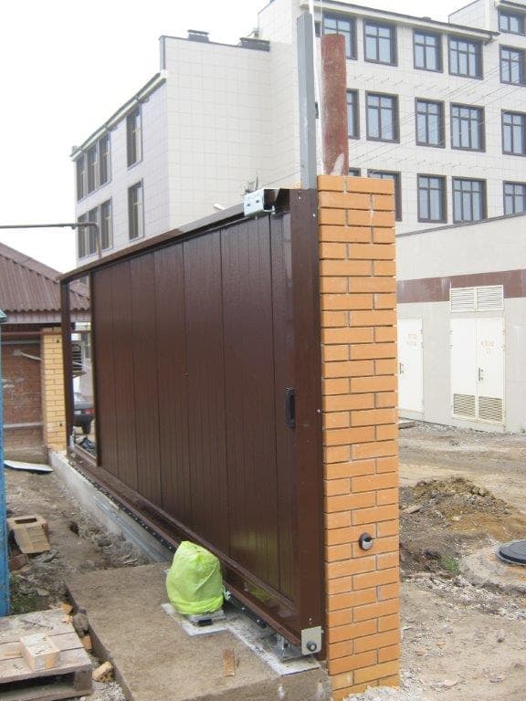 Производим установку откатных ворот в Азове, беремся за проекты любой сложности. Опыт работы наших сотрудников - более 12 лет. Цены Вас приятно удивят.