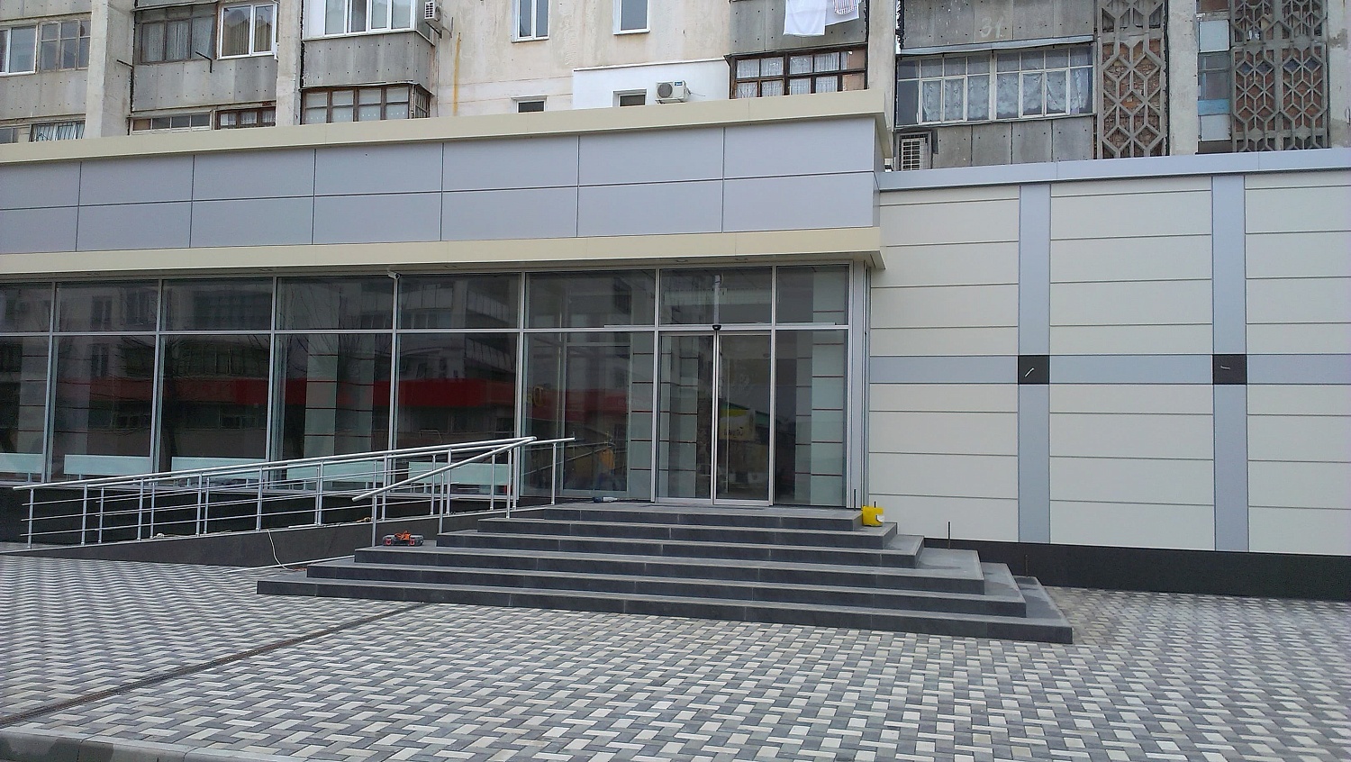Заказать установку автоматических дверей в Азове. Монтаж выполняется командой профессионалов с опытом работы более 9 лет. 