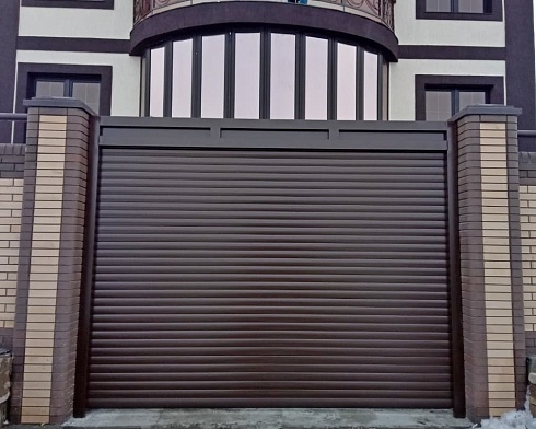 Роллетные ворота Алютех серии Prestige со сплошным алюминиевым профилем роликовой прокатки AG/77 с доставкой в Азове 